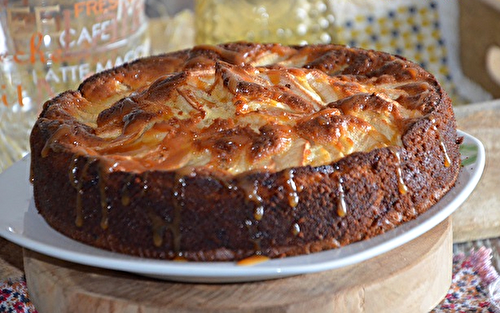 Gâteau au yaourt pommes et caramel beurre salé