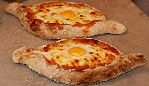 Le khachapuri est un pain farci au fromage et garni d’un oeuf