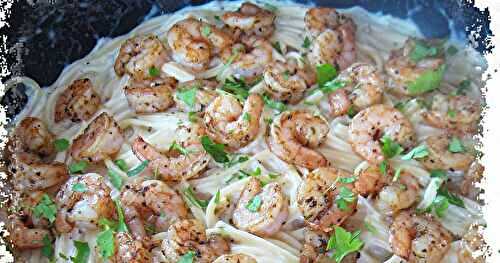 Linguine aux crevettes cajuns en sauce à l'ail, parmesan et crème