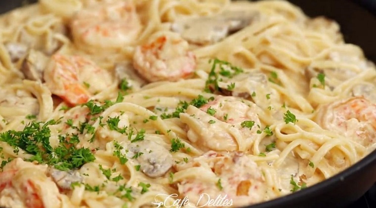 Linguines aux crevettes et champignons nappées