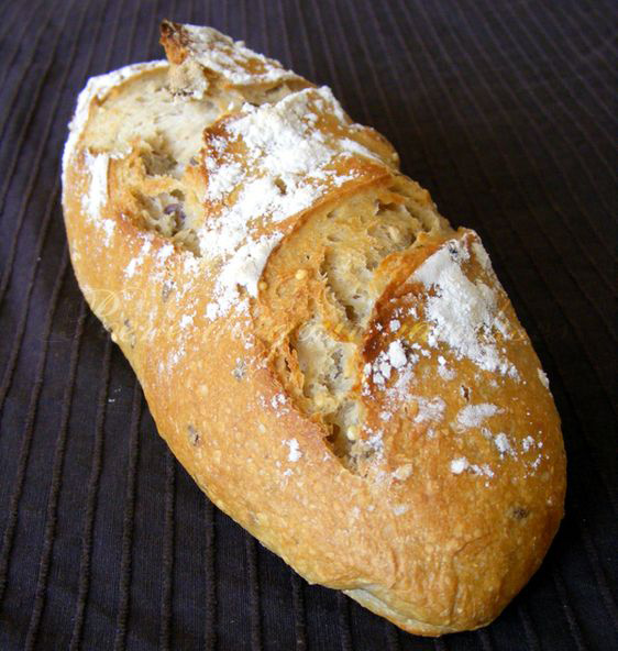 Pain au kamut, farine de céréales, lin et noisettes