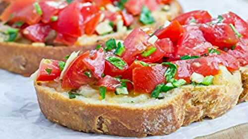 Pains grillés à l'ail et tomates façon bruschetta