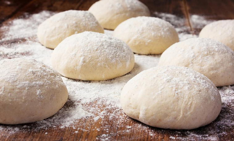 Pâte à pizza maison préparée avec du miel pour une texture et un goût parfait