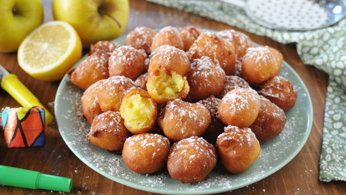 Petits beignets moelleux aux pommes et à la ricotta