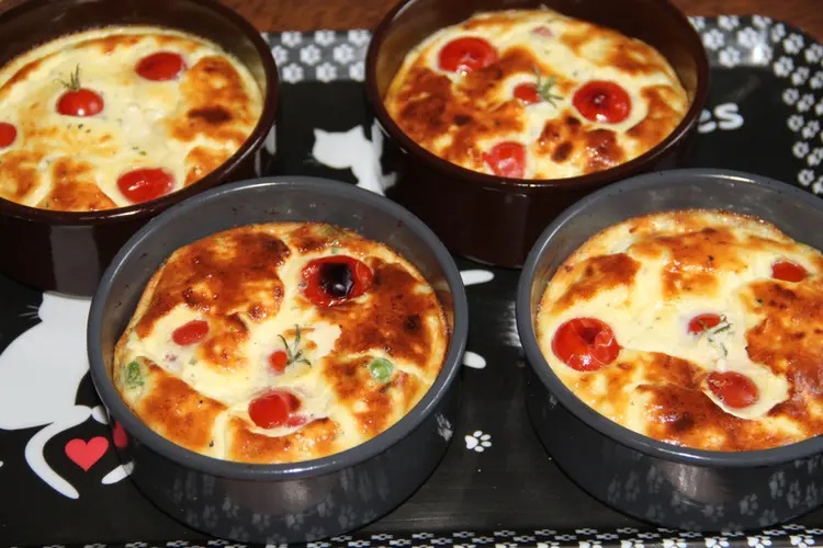 Petits clafoutis aux petits pois, boursin et jambon