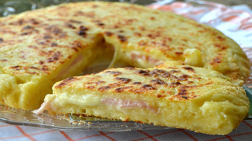 Pizza de pommes de terre, fromage et jambon