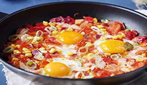 Poêlée de tomates, poivrons, maïs et oeufs