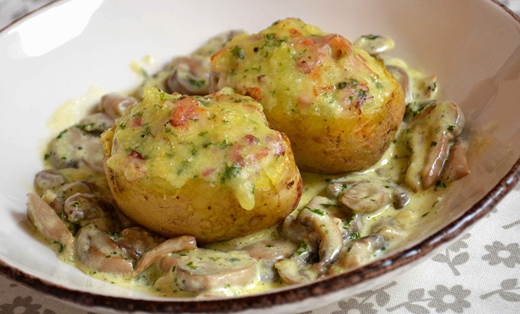 Pommes de terre farcies au lard et Reblochon, champignons à la crème