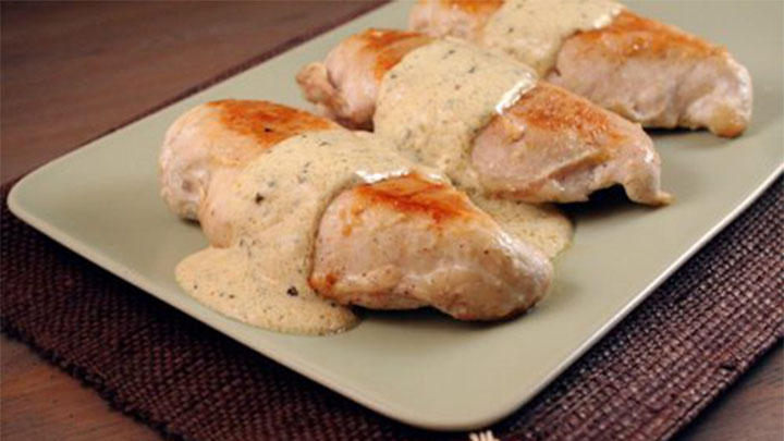 Poulet avec une sauce crémeuse à la moutarde