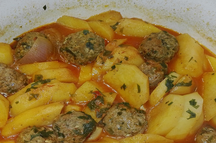 Ragoût de pommes de terre aux boulettes de viande hachée