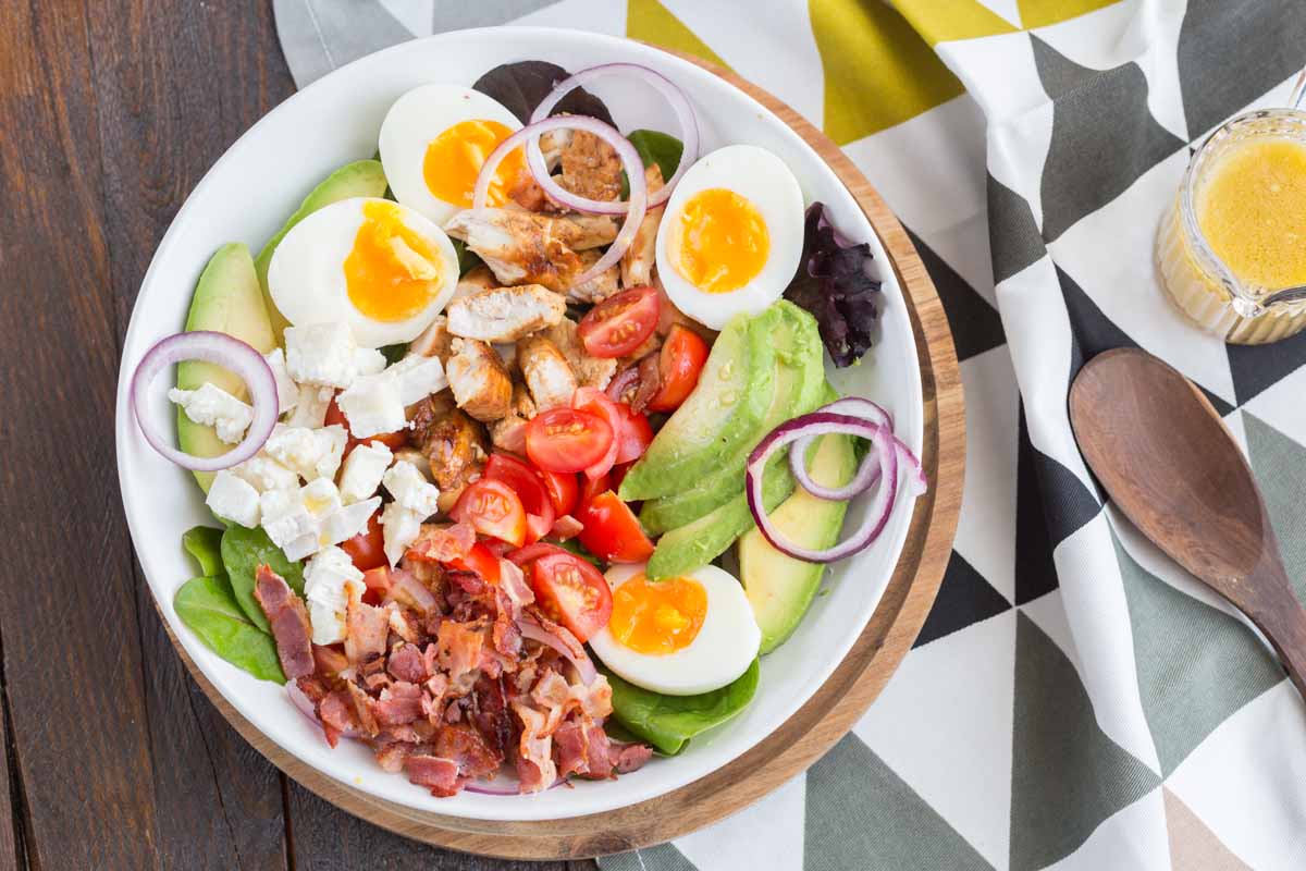 Salade Cobb au poulet et à la moutarde au miel