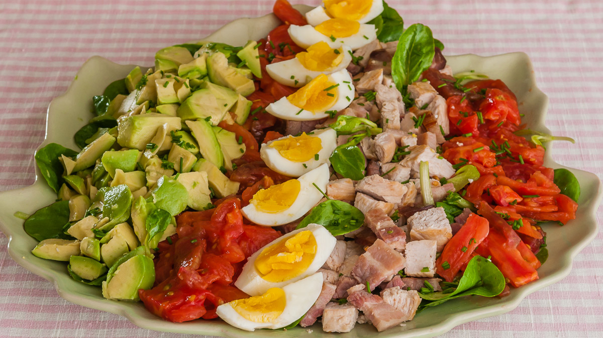 Salade complète dinde, poitrine, oeufs, avocats, tomates et Cie