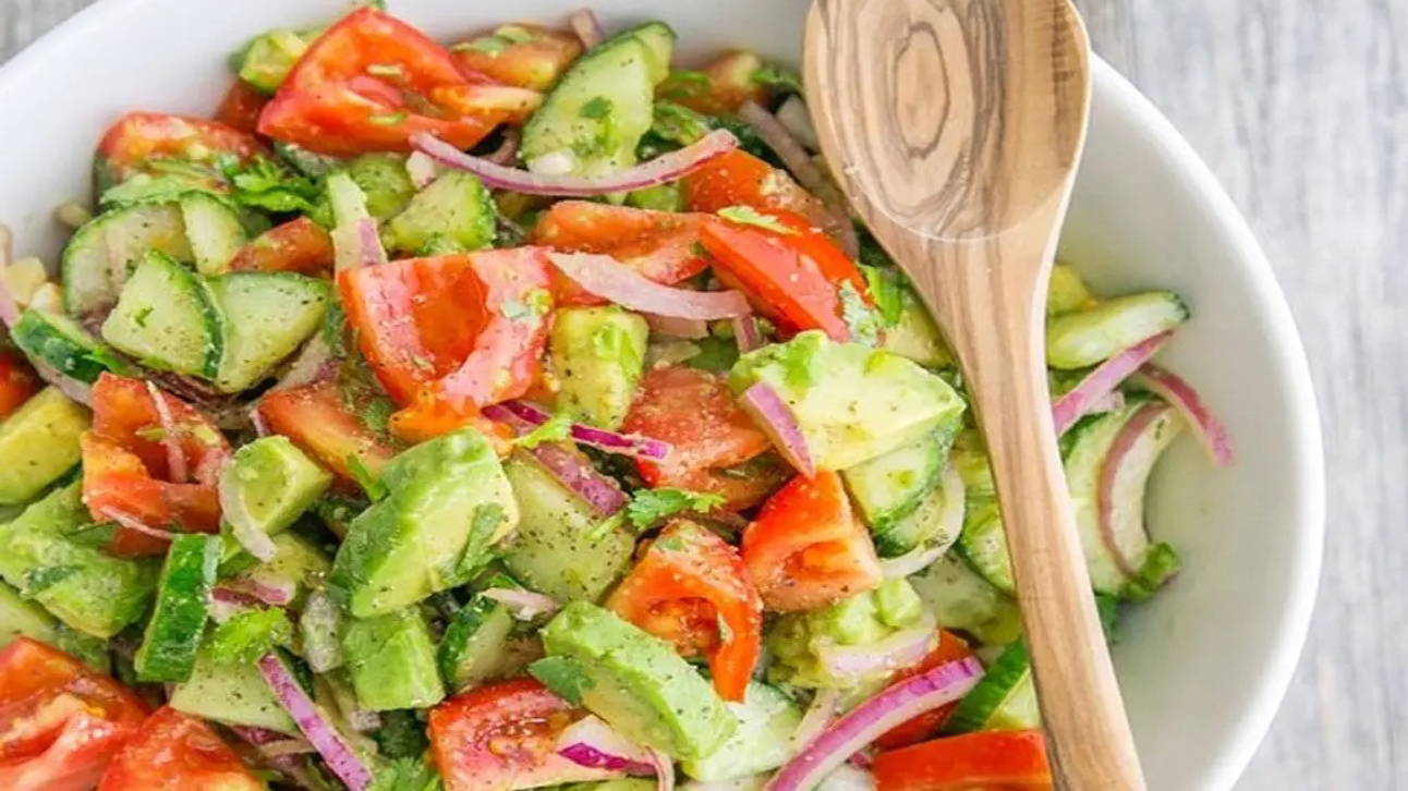 Salade composée de concombres, de tomates et d'avocats