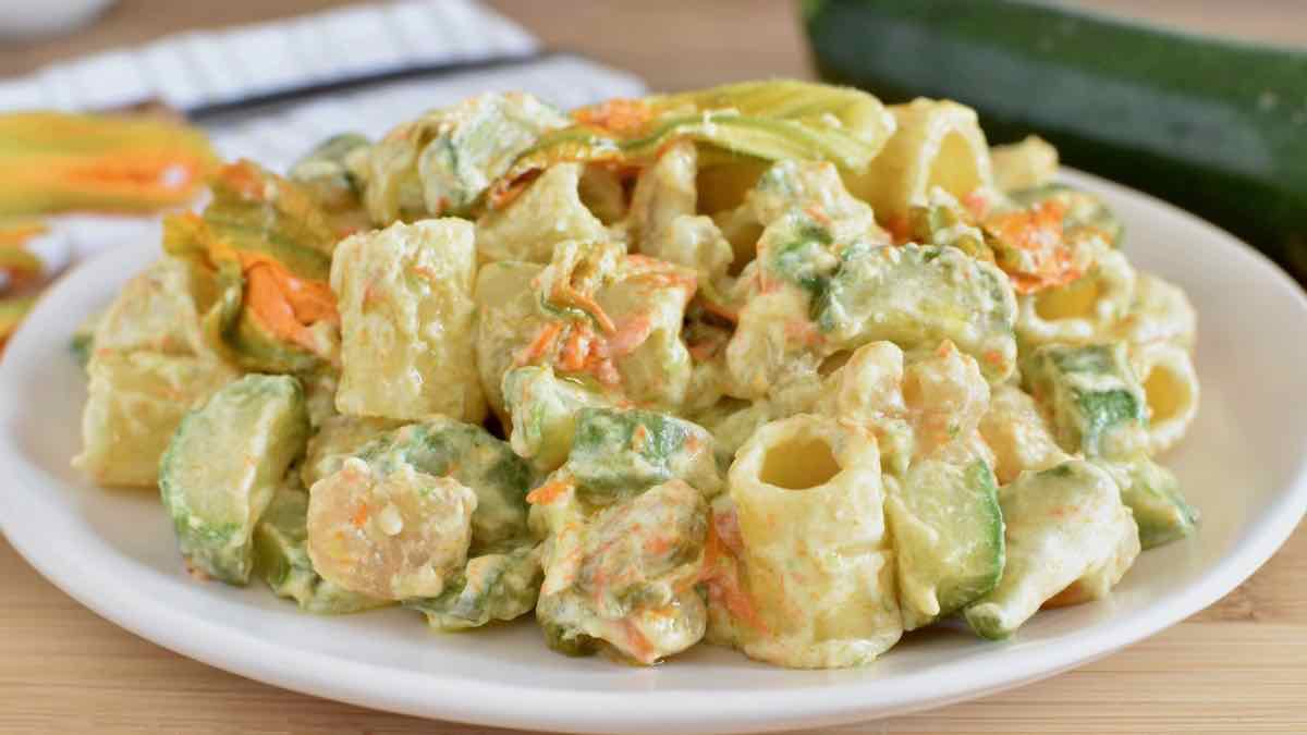 Salade de pâtes aux courgettes et fleurs de courge