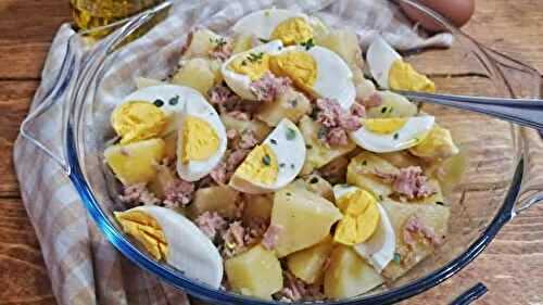 Salade de pommes de terre avec thon et oeufs frais