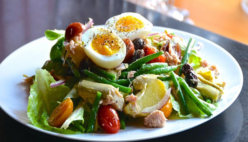 Salade NIÇOISE vous fera tomber en amour avec la cuisine provençale