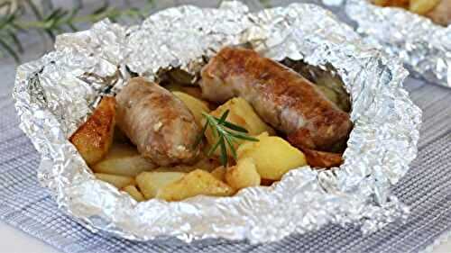 Saucisses et les pommes de terre en papillote