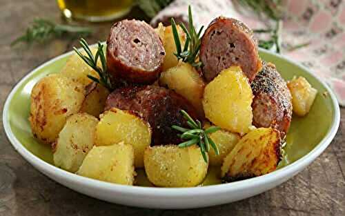 Saucisses et pommes de terre gratinées au four