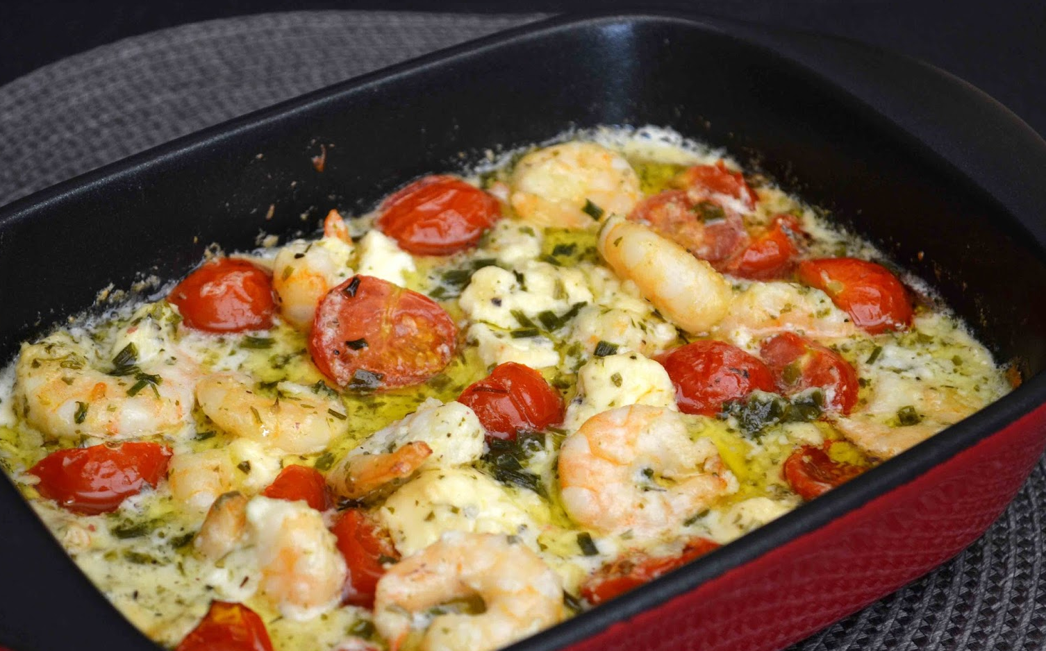 Scampis à l'ail, feta et tomates cerise au four