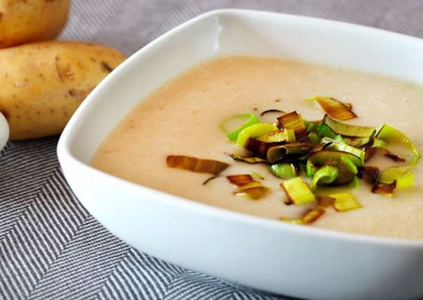 Soupe aux pommes de terre, poireaux et champignons