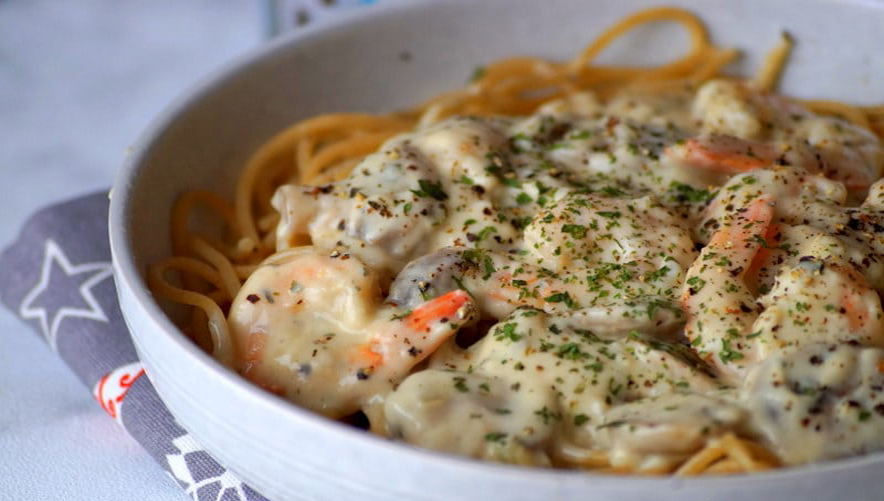 Spaghetti aux crevettes, sauce crémeuse aux champignons