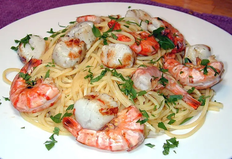 Spaghettis aux Saint-Jacques et aux crevettes