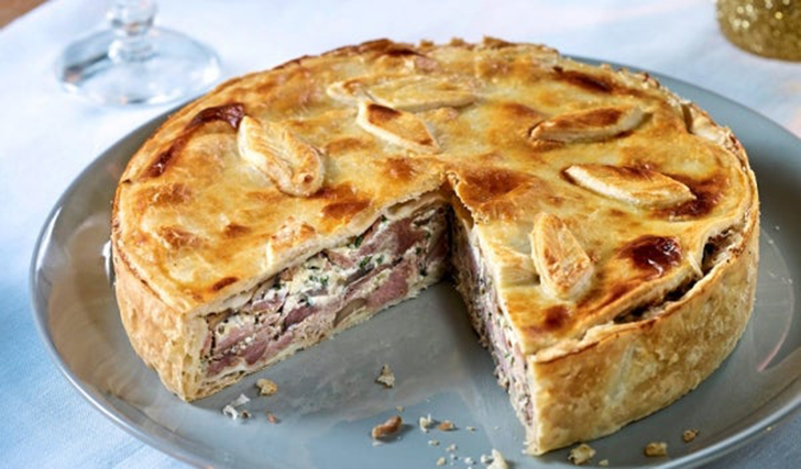 Tourte au confit de canard, foie gras et champignons des bois