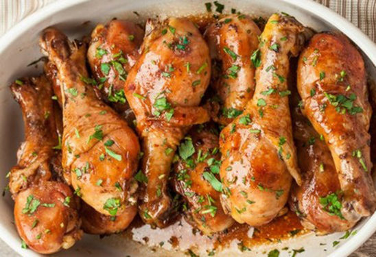 Un bon plat de pilons de poulet miel et ail