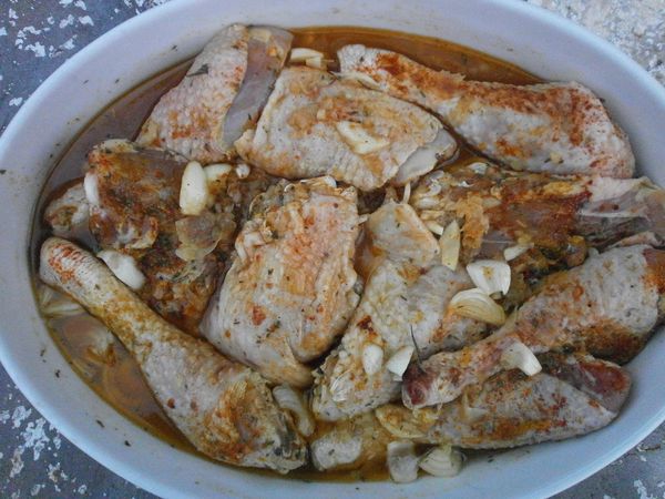 Un bon plat de poulet rôti et sa sauce onctueuse