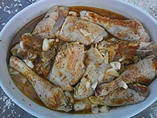 Un bon plat de poulet rôti et sa sauce onctueuse