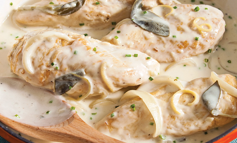 Un bon plat poitrines de poulet braisées au citron et à la sauge