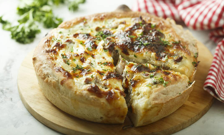 Une Tarte oignons, fromage blanc et lardons