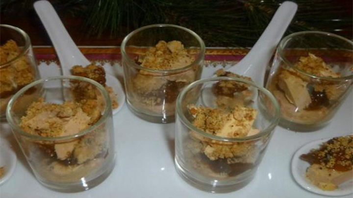 Verrine foie gras, compotée de mendiants et crumble noisette