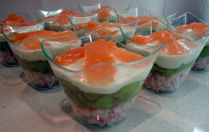 Verrines noel avocat surimi et saumon