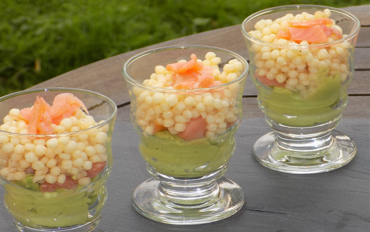 Verrines saumon avocat et petite perle de pâte