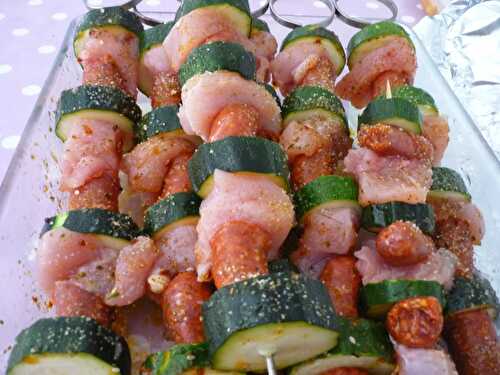 Brochettes de poulet, courgette et merguez