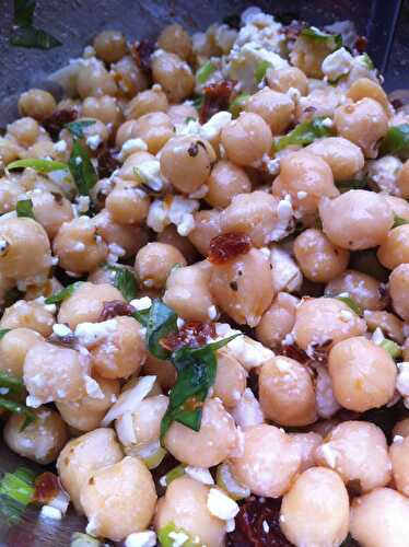 Salade de pois chiche, fêta et tomates séchées