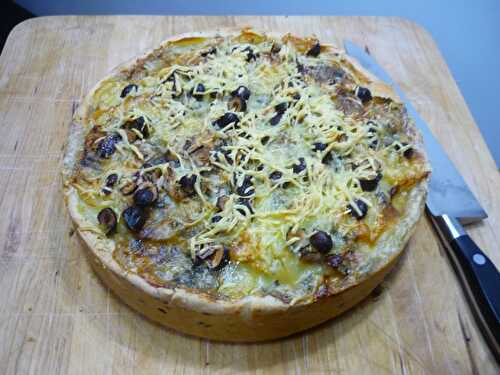 Tarte aux pommes de terre, au roquefort et aux noisettes.