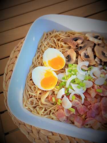 Bouillon de nouilles, œuf et lard (ramen)