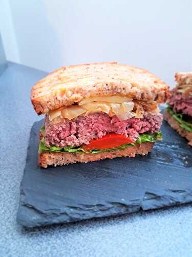 Burger de bœuf, oignons caramélisés et sauce cocktail