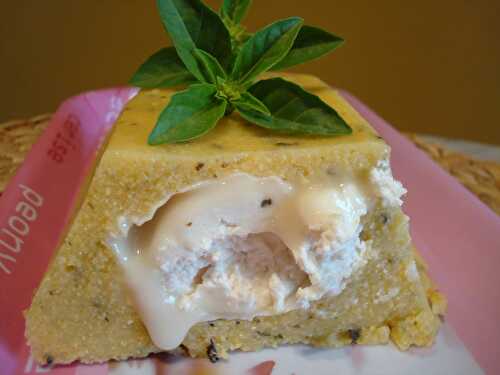 Cake polenta aux herbes et son coeur de chèvre