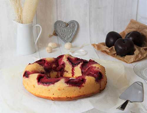 Ciambella ou gâteau au yaourt italien retourné aux prunes