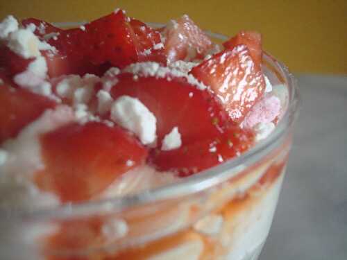 Eton mess aux fraises et coulis de grenade (Nigella Lawson)