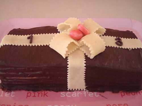 Gâteau cadeau multi-couleurs(13 ans de la miss)