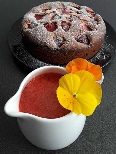 Gateau moelleux aux fraises et coulis de fraise