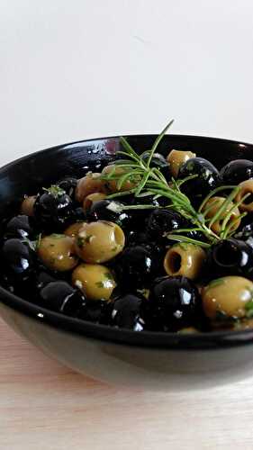 Olives marinées à la provençale