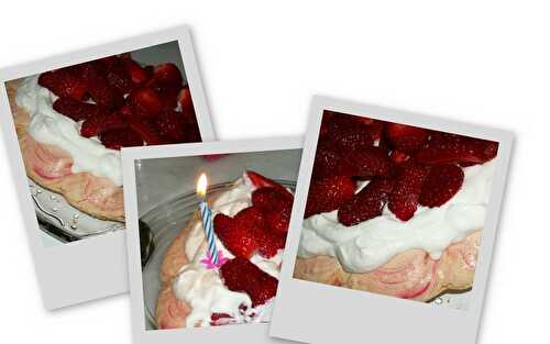 Pavlova aux fraises pour les 1 an de ce blog et les 42 ans de Minou