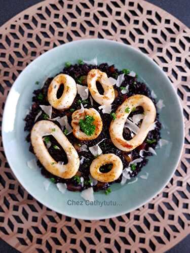 Risotto psychédélique au riz noir Vénéné, oignon, poivron, et encornets au piment d'Espelette (Cathytutu)