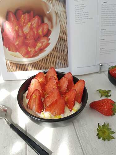 Salade de fraises à la fleur d'oranger, crème légère de Cyril Lignac dans Tous en cuisine
