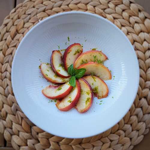 Salade de pêches aux herbes de Cyril Lignac dans Tous en cuisine, 2eme édition